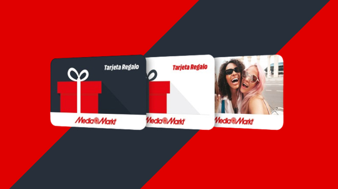 Tres tarjetas regalo de Media Markt sobre un fondo rojo y gris oscuro. Las tarjetas tienen diseños variados, incluyendo un regalo y personas.
