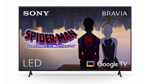 Televisor Sony Bravia LED muestra "Spider-Man: Cruzando el Multiverso". Dos figuras están sentadas frente a un horizonte urbano. El logo de Google TV está visible.