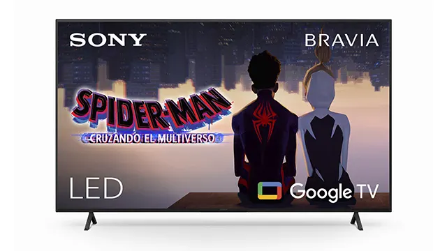 Televisor Sony Bravia LED muestra "Spider-Man: Cruzando el Multiverso". Dos figuras están sentadas frente a un horizonte urbano. El logo de Google TV está visible.