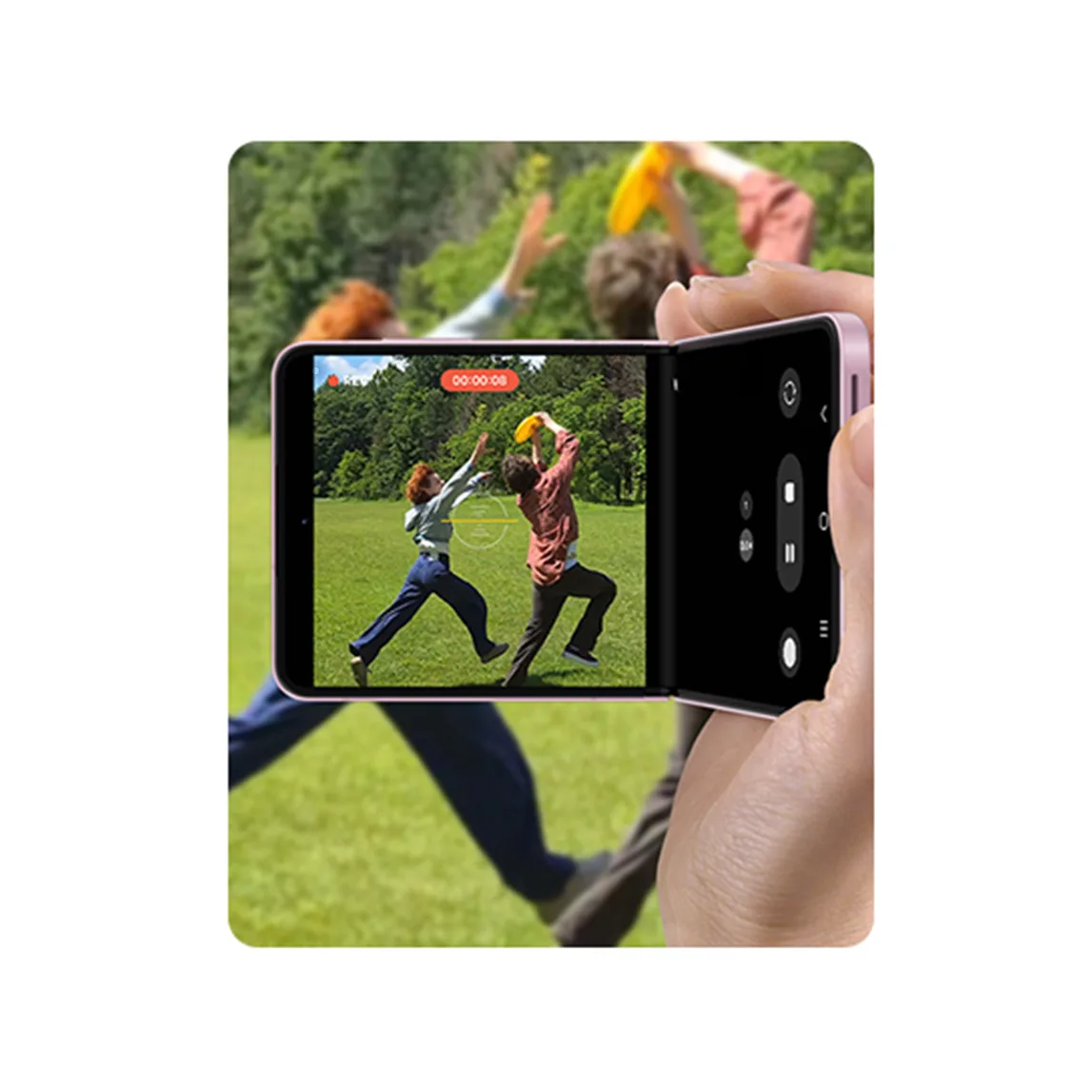 Galaxy Z Flip grabando a dos personas bailando al aire libre con la cámara en modo estable.