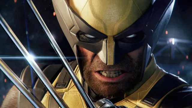 Primer plano de Lobezno con casco amarillo, gesto desafiante y garras metálicas cruzadas brillando sobre un fondo oscuro con luces borrosas.