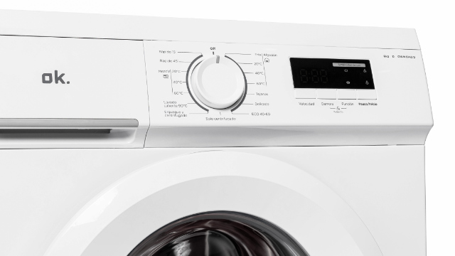 Panel de control y puerta de la lavadora OWM 6143 D de ok. con mando giratorio y pantalla en primer plano.