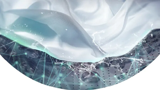 Primer plano de tela blanca con agua y gráficos que sugieren lavado inteligente.