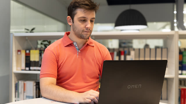 Chico con portatil