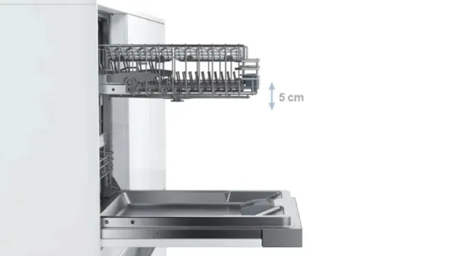Vista lateral de Lavavajillas bosh, con una flecha indicativa con el texto 5 cm, mostrando la regulación posible de la altura de la cesta.