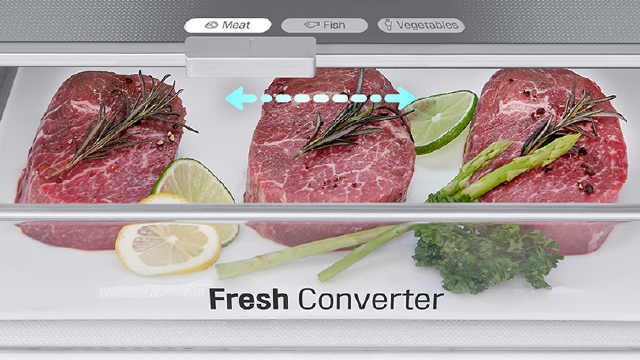 Tres filetes crudos en un cajón blanco con limón, lima, espárragos y romero, etiquetado "Fresh Converter".