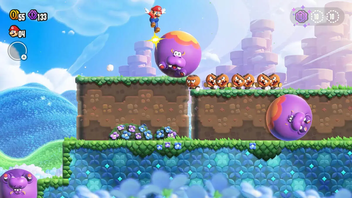 Mario salta sobre un hipopótamo morado inflado con manchas naranjas en un nivel con enemigos marrones.