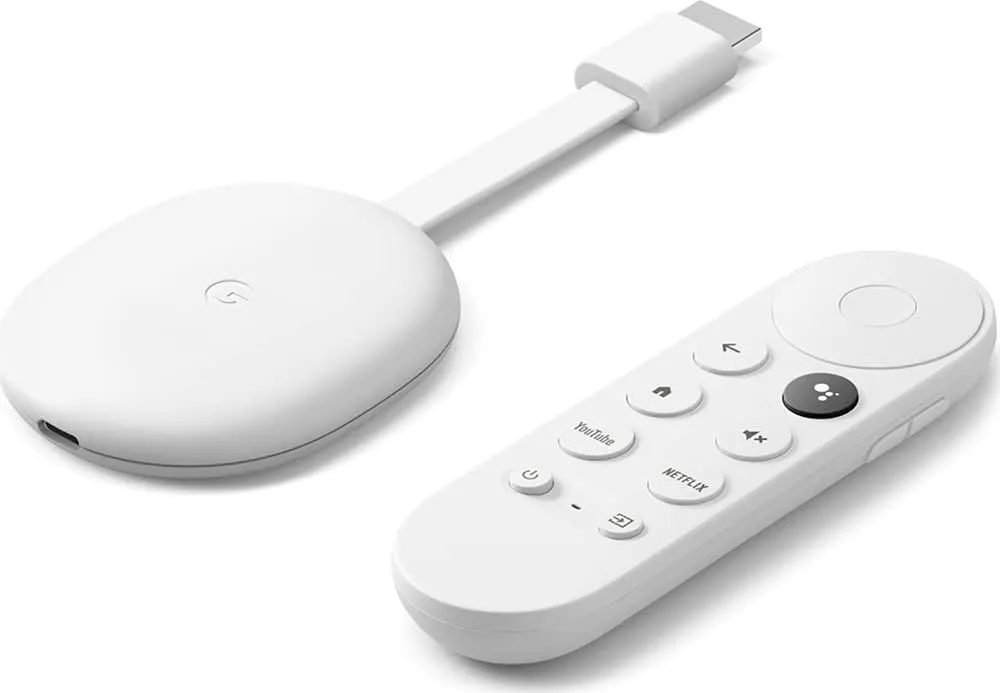 Dispositivo Google Chromecast con Google TV en color blanco, junto a su control remoto con botones dedicados para YouTube y Netflix.