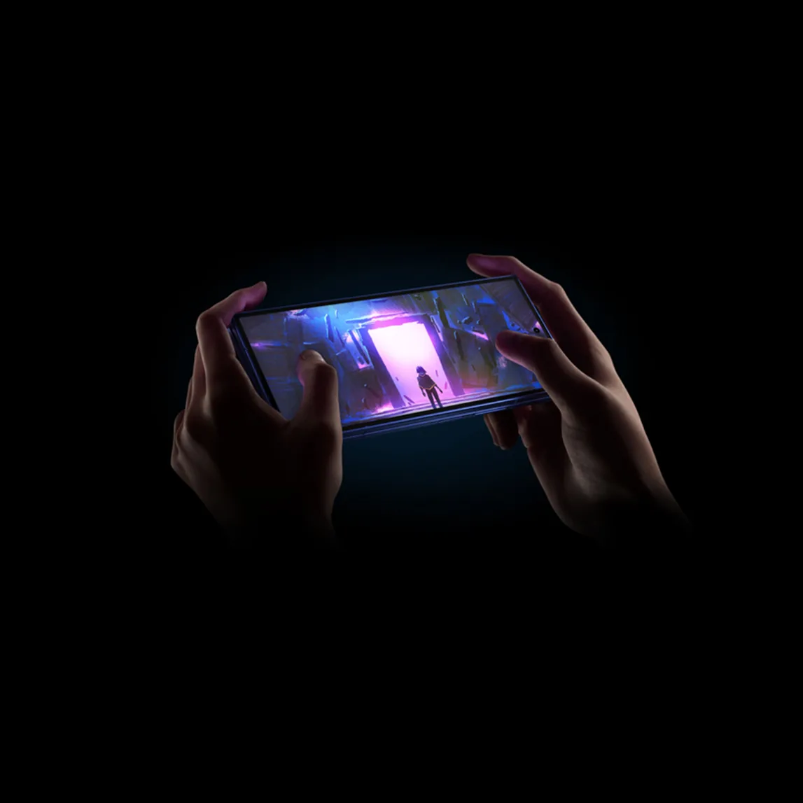 Persona jugando en smartphone sostenido en ambas manos.