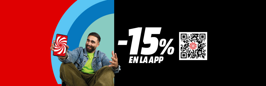Chico sonriente muestra un móvil con logo de espiral, texto “-15% en la app” sobre fondo negro y código QR a la derecha.