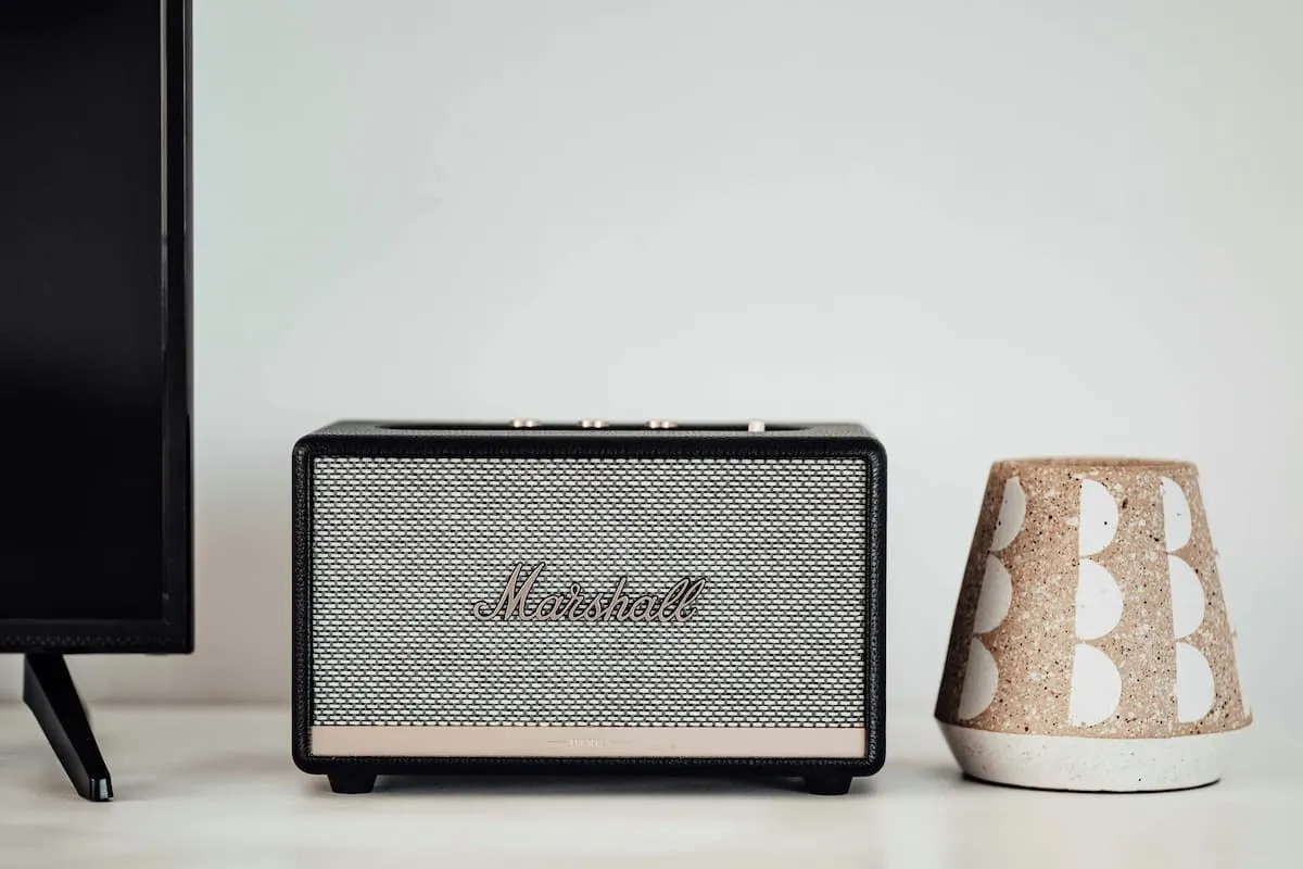 Altavoz Bluetooth Marshall sobre una mesa