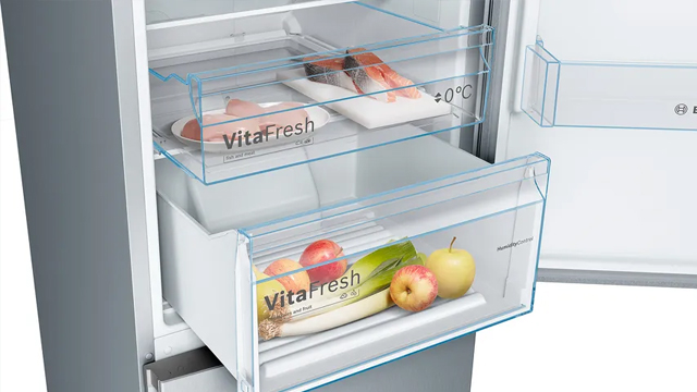 Detalle del refrigerador abierto con los cajones VitaFresh para carnes, pescados y frutas ligeramente extraídos y con alimentos
