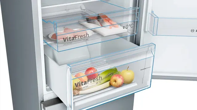Detalle del refrigerador abierto con los cajones VitaFresh para carnes, pescados y frutas ligeramente extraídos y con alimentos