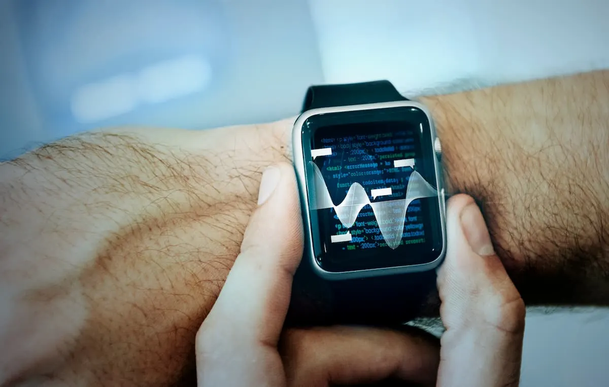 Smartwatch midiendo la frecuencia cardiaca en la muñeca.