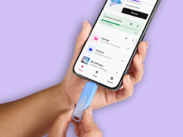 un ordenador conectado a un disco ssd para transferir y guardar contenido	
