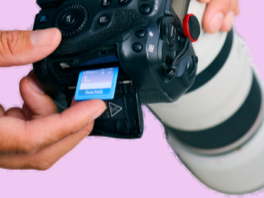 una tarjeta sd sandisk creator  y una cáma de fotos profesional para capturar fotos y videos	