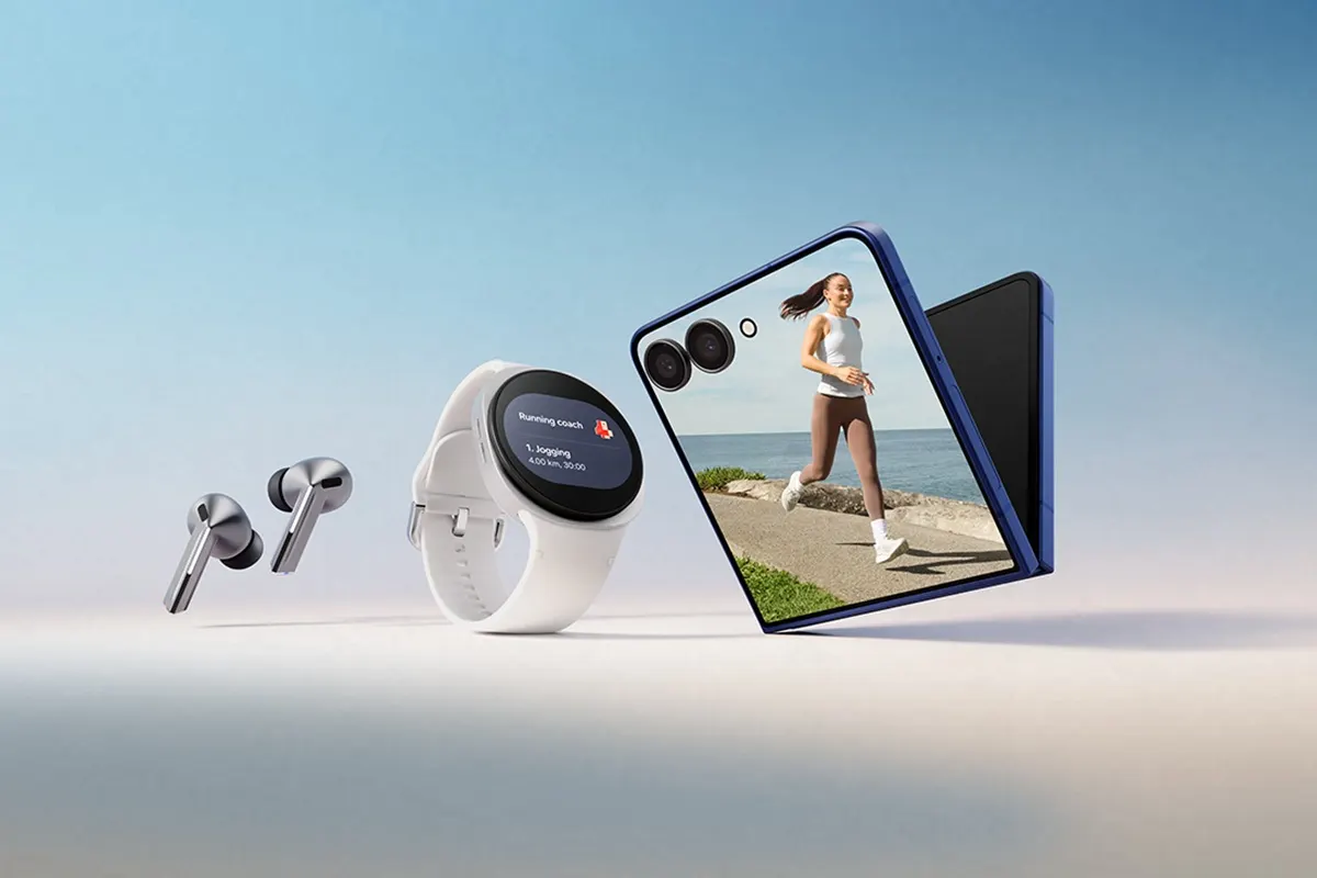 Auriculares, reloj inteligente y móvil plegable con imagen de mujer corriendo.