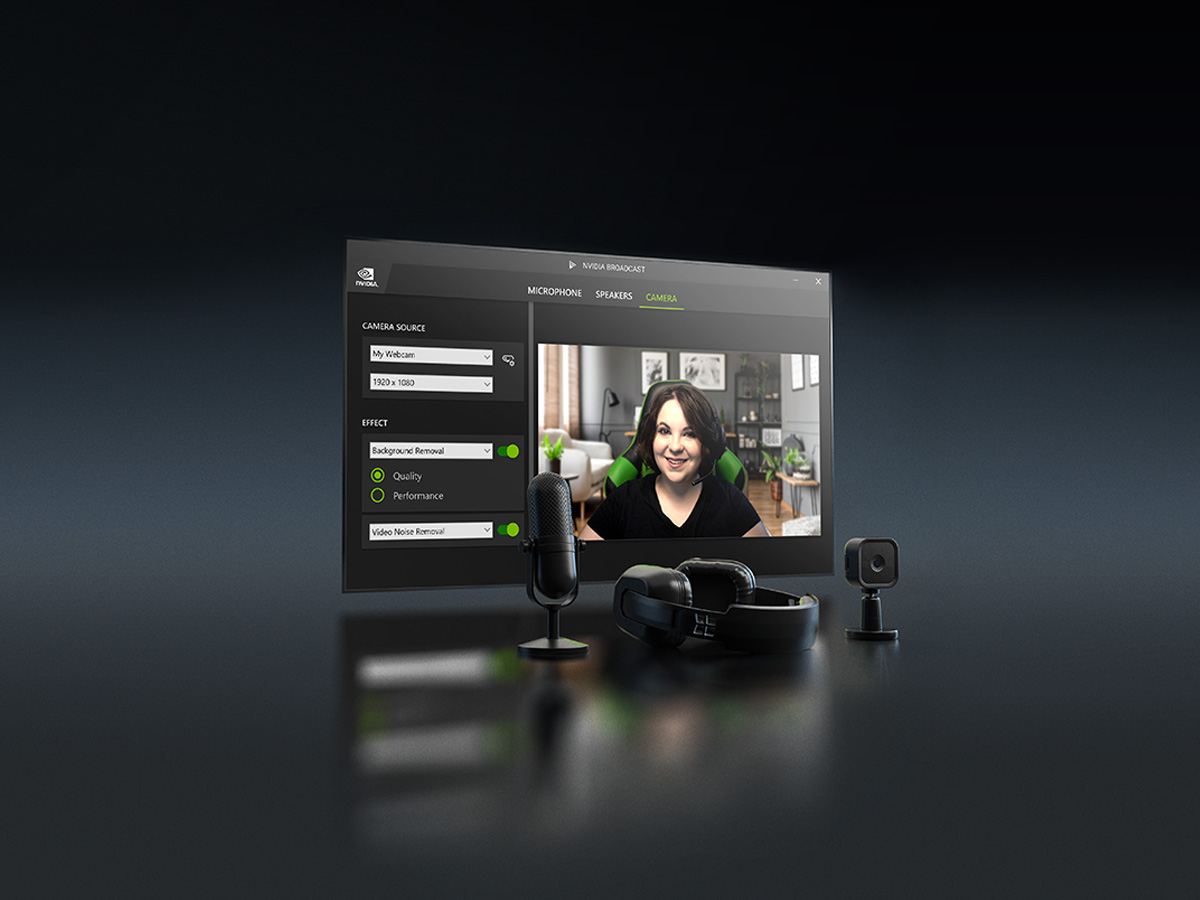 Pantalla de software con micrófono, cámara web y auriculares sobre superficie reflectante oscura. El software muestra una persona.