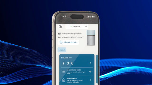 Smartphone conectado al frigorífico Haier usando la app hOn