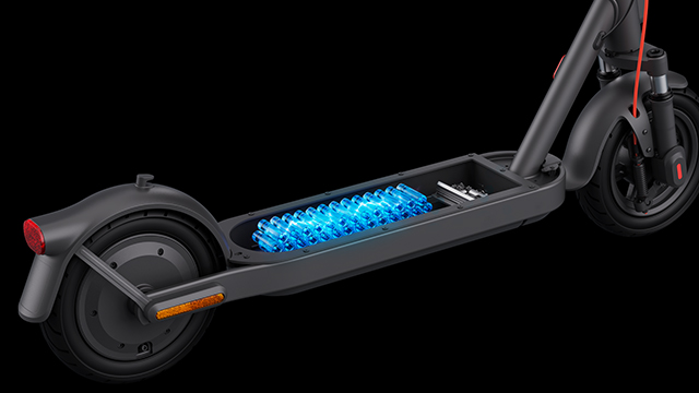 Vista lateral del patinete Xiaomi Electric Scooter Elite mostrando la batería interna iluminada en azul.