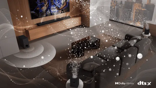Salón con TV, barra de sonido, altavoces, sofá y mesa. Círculos y líneas decorativas sugieren sonido envolvente. Logotipos Dolby Atmos y DTS:X.