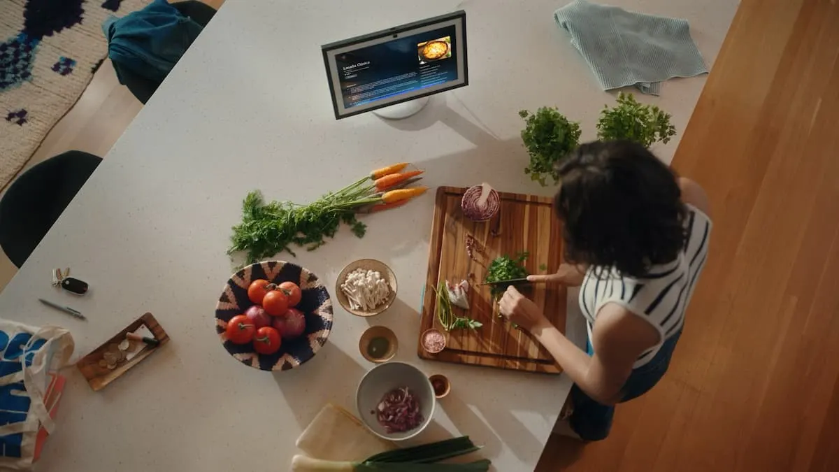 Mujer cocinando en la cocina con un dispositivo Echo Show en la encimera