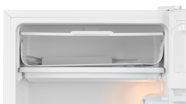 Compartimento superior para hielo en el interior del frigorífico de sobremesa ok. OFK 181 E W en primer plano