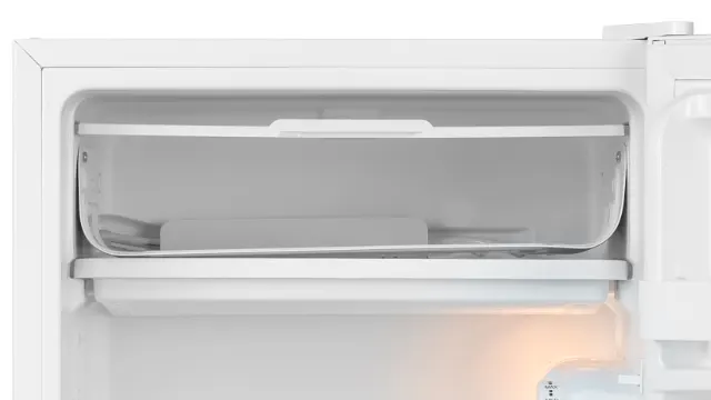 Compartimento superior para hielo en el interior del frigorífico de sobremesa ok. OFK 181 E W en primer plano