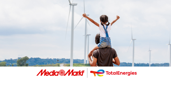 Una niña sentada sobre los hombros de un adulto con turbinas eólicas al fondo y logotipos de empresas abajo.