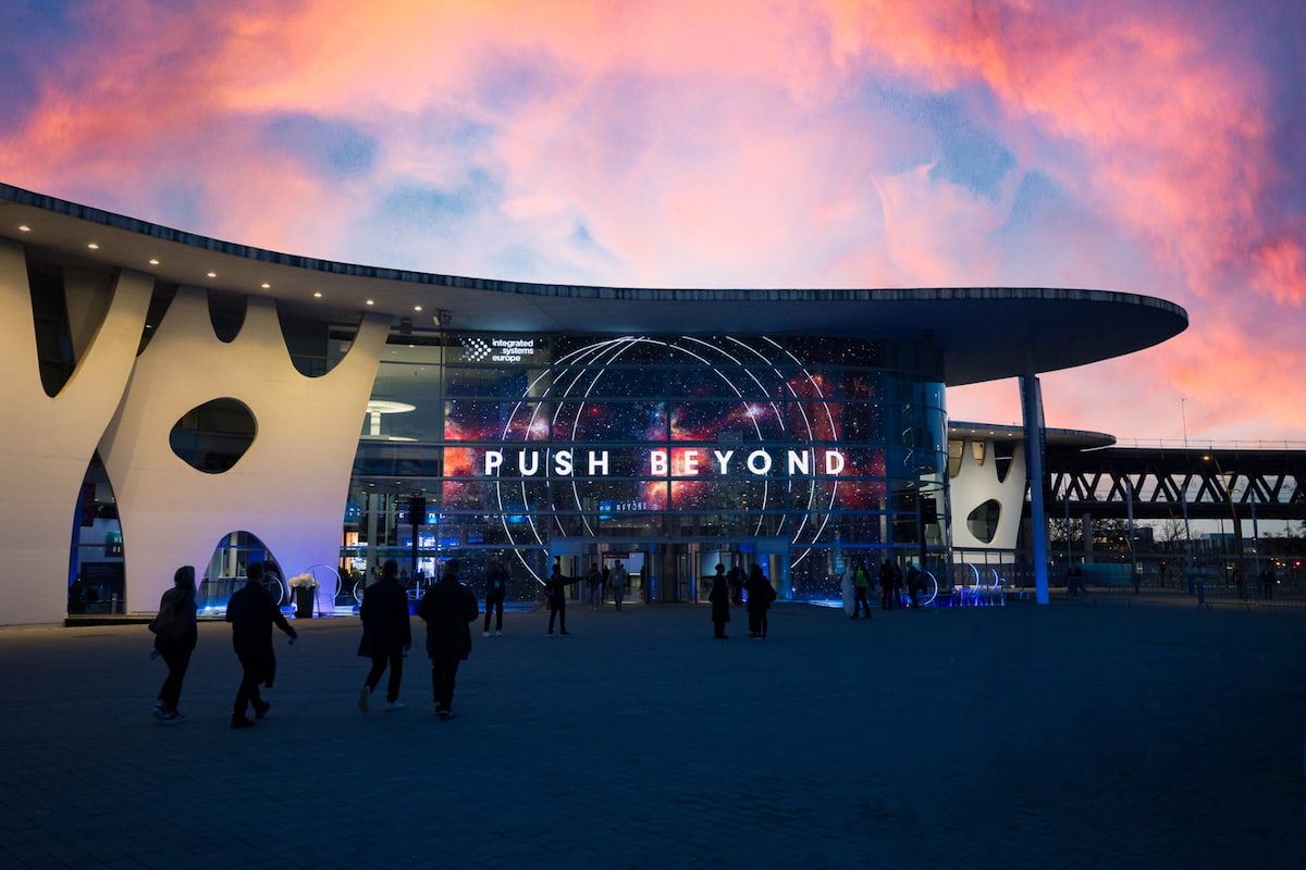 Fachada del ISE 2026 con gran pantalla “Push Beyond” al atardecer.