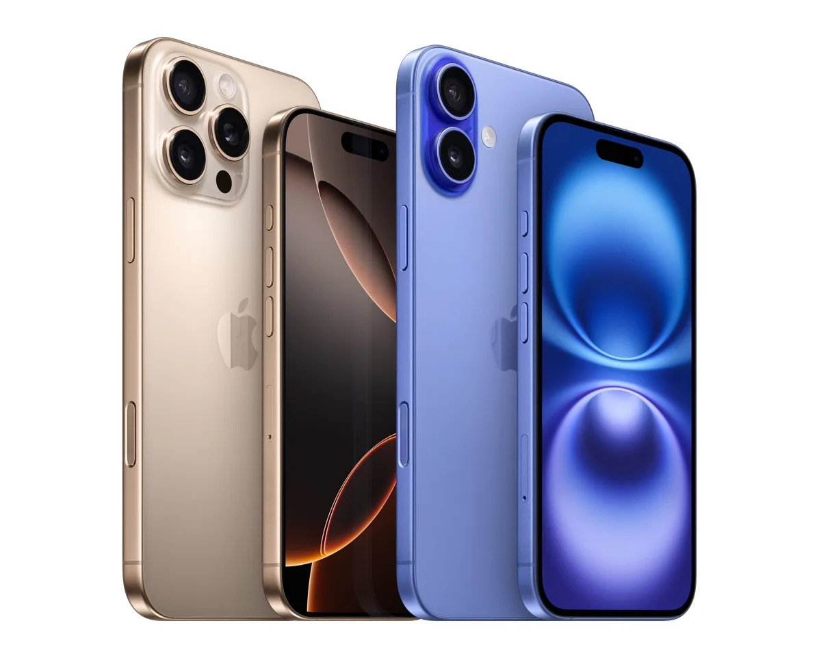 Cuatro teléfonos móviles alineados muestran sus diseños y pantallas. Dos son dorados y dos son azules.