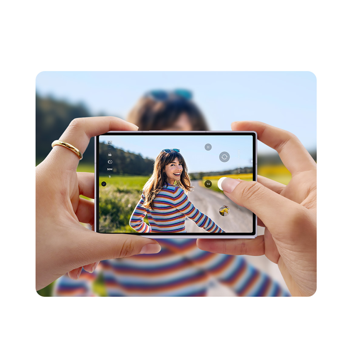 Galaxy Z Fold en horizontal capturando con su cámara dual de 50 MP el retrato de una mujer al aire libre.