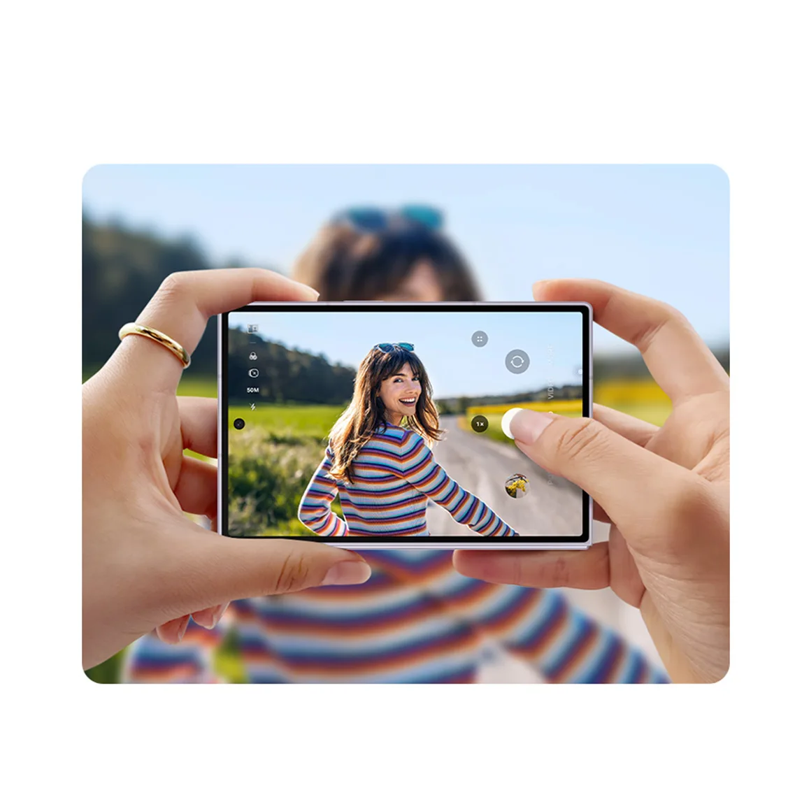 Galaxy Z Fold en horizontal capturando con su cámara dual de 50 MP el retrato de una mujer al aire libre.