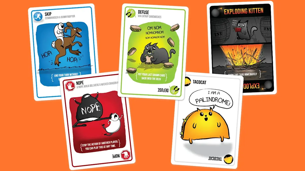 Cartas del juego Exploding Kittens con ilustraciones coloridas sobre fondo naranja.