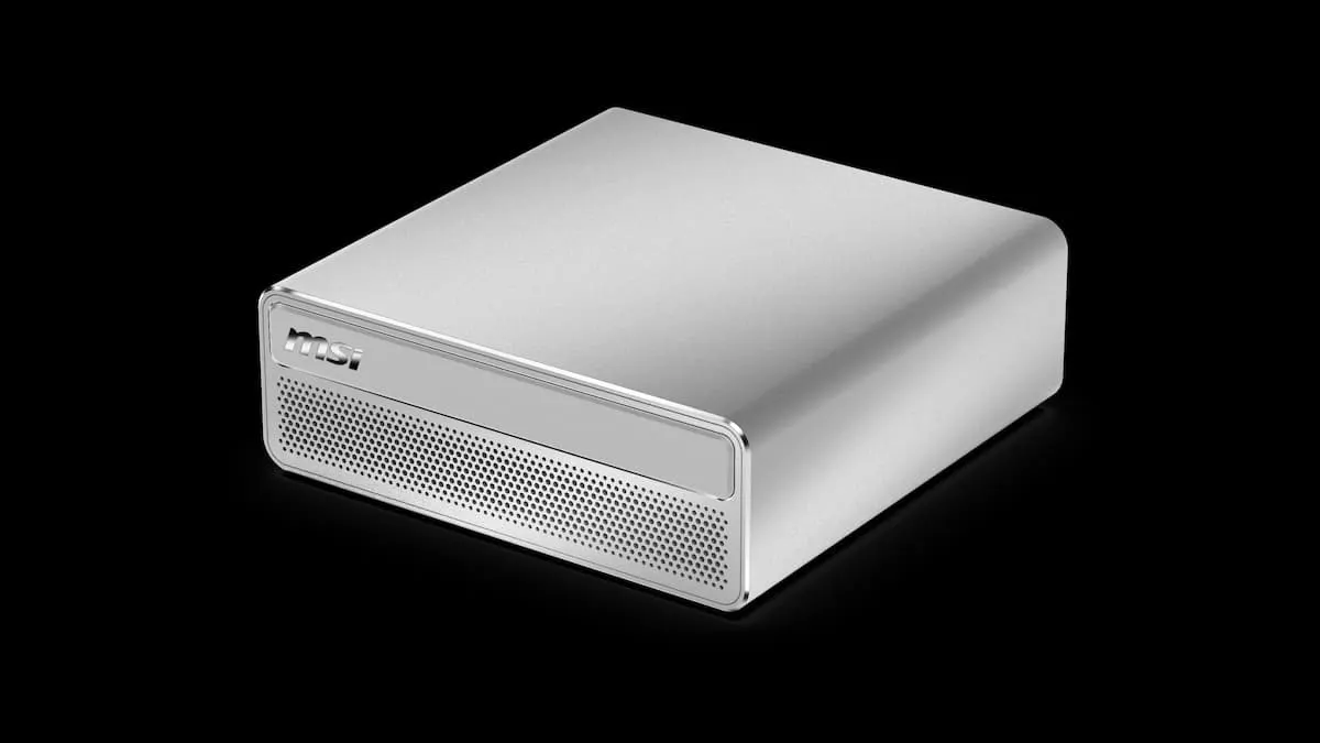 Caja de computadora de escritorio compacta de aluminio plateado sobre fondo negro.
