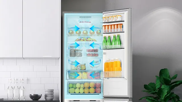 Frigorífico de Hisense abierto con flechas que grafican la circulación del aire.