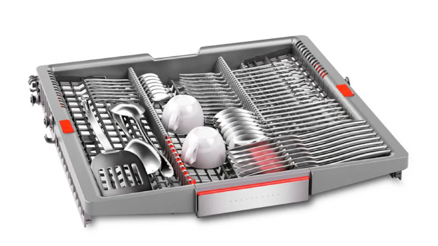 3ª bandeja Variodrawer color gris con detalles en rojo del lavavajillas Bosch, con cubiertos ordenados en su interior 