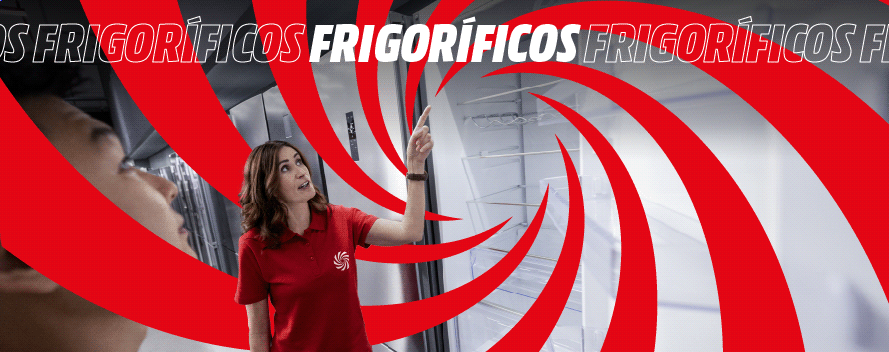 Una mujer con camisa roja señala un refrigerador blanco. Franjas rojas curvas y texto blanco con borde gris están en el fondo.