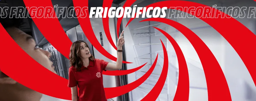 Una mujer con camisa roja señala un refrigerador blanco. Franjas rojas curvas y texto blanco con borde gris están en el fondo.