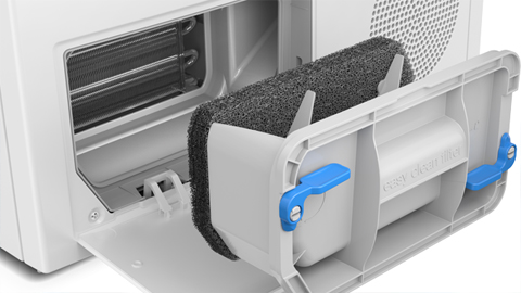 Detalle del filtro de fácil limpieza, en la parte delantera de la secadora, extraído para su mantenimiento
