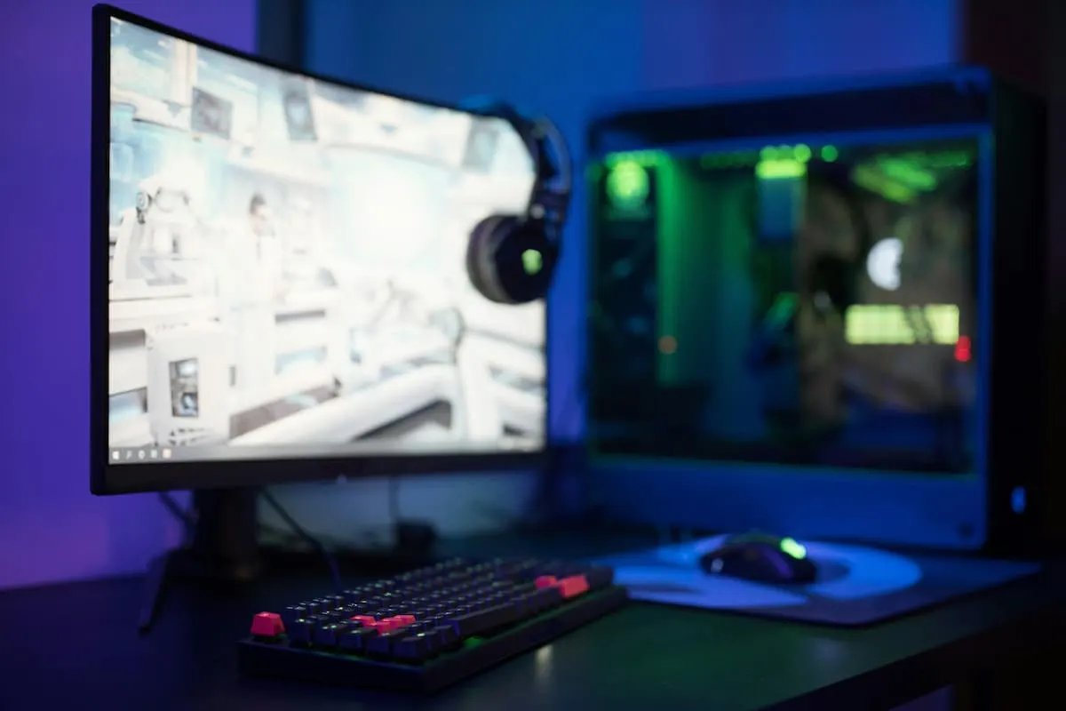 Setup gamer con monitor curvo y PC iluminado