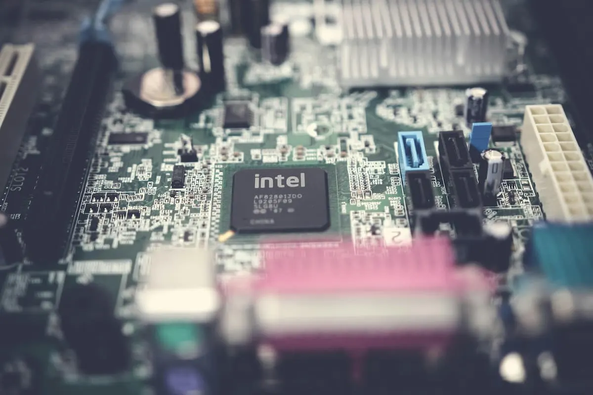 Procesador Intel en una placa base de ordenador.