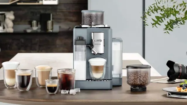 Cafetera Rivelia con vasos de varios tamaños y diferentes preparaciones de café.