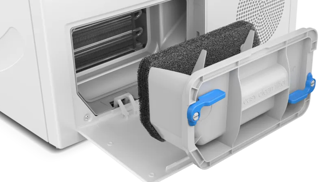 Detalle de la extracción del filtro de la secadora en el frontal del electrodoméstico