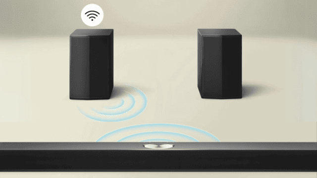 Dos altavoces negros a cada lado de una barra de sonido negra con un icono de wifi arriba. Ondas azules emanan de los altavoces.