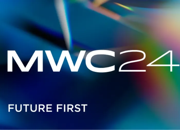 Texto blanco "MWC24" sobre un fondo abstracto azul con reflejos multicolores. Abajo, en blanco, se lee "FUTURE FIRST".