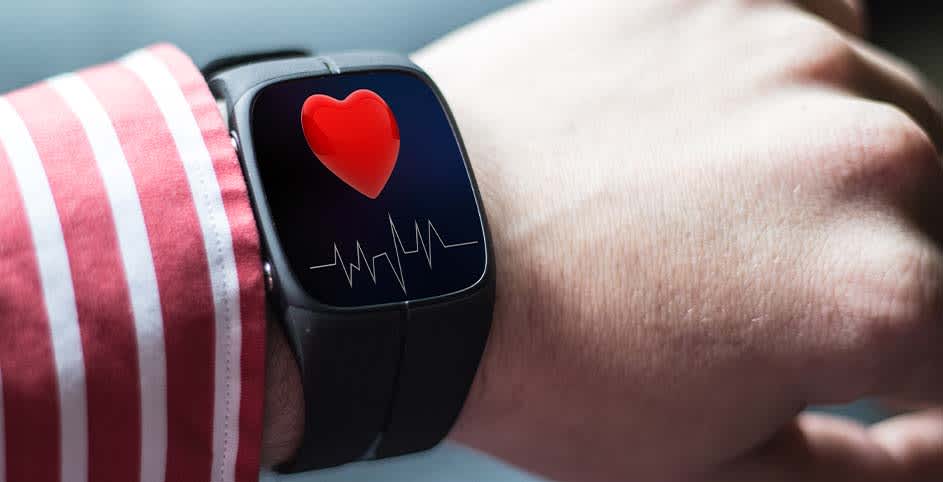 Monitor de ritmo cardíaco en la muñeca de una persona, calculando la frecuencia cardíaca