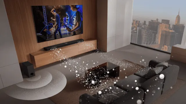 Salón con sofá gris, mesa negra, TV con músicos, barra de sonido y altavoz. Ventana con vistas a la ciudad. Puntos blancos flotantes.