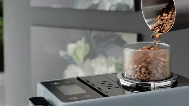 Mano vertiendo café en grano en el molinillo de la cafetera.