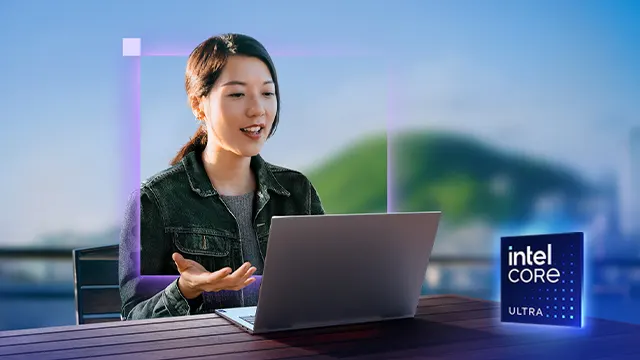 Mujer trabajando con su portátil en el exterior. Logo Intel Core Ultra.